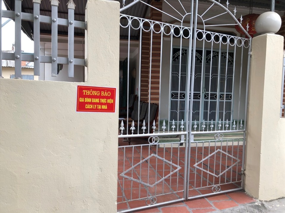 Huyện Vân Đồn từng gắn biển cảnh báo ở những nhà có người bị cách ly trong đợt COVID-19 bùng phát dịp Tết Nguyên đán vừa qua. Ảnh: Nguyễn Hùng