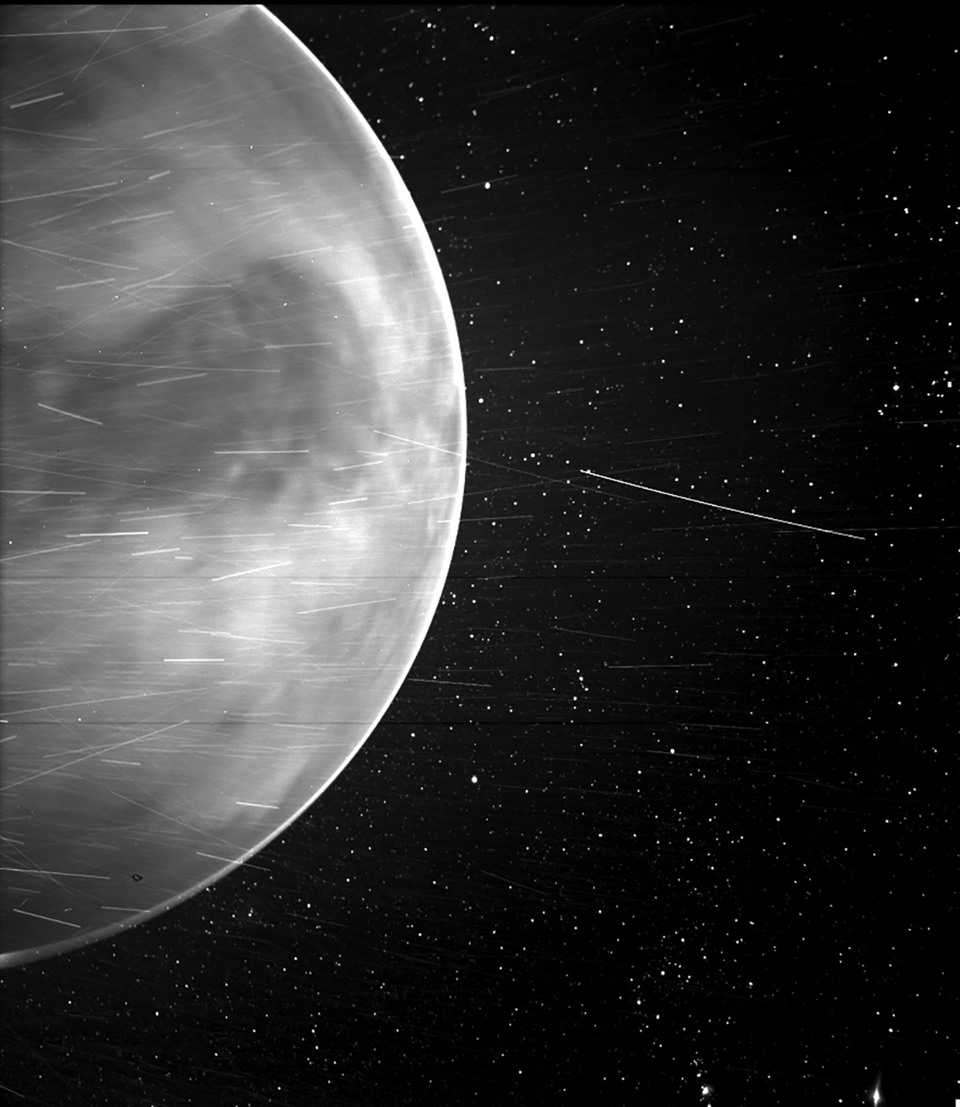 Trong chuyến bay gần sao Kim thứ 3 vào tháng 7.2020, tàu thăm dò mặt trời của NASA ghi được hình ảnh này ở sao Kim từ khoảng cách 12.380 km. Ảnh: NASA.