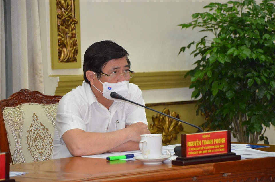 Ông Nguyễn Thành Phong - Chủ tịch UBND TPHCM tại cuộc họp sáng 30.5. Ảnh: Hoài Anh