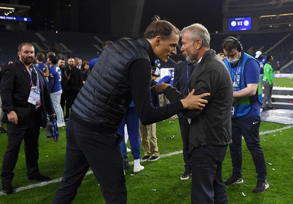 Tỉ phú Abramovich và huấn luyện viên Tuchel chung vui sau chức vô địch Champions League. Ảnh: AFP