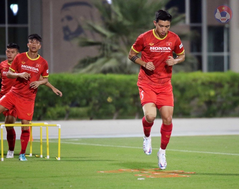 Hậu vệ Đoàn Văn Hậu chờ đợi cơ hội được ra sân trong trận đấu gặp Indonesia. Ảnh: VFF