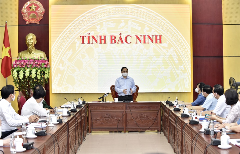 Thủ tướng Phạm Minh Chính làm việc với tỉnh Bắc Ninh để kiểm tra, giải quyết các kiến nghị, đề xuất của tỉnh vì mục tiêu ngăn chặn, đẩy lùi bằng được dịch bệnh COVID-19, duy trì hoạt động sản xuất, kinh doanh, bảo đảm sức khỏe, đời sống người dân. Ảnh VGP/Nhật Bắc
