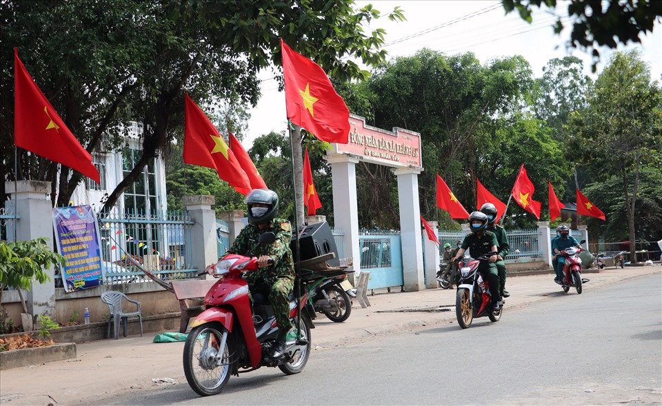 Các địa phương ở An Giang, Đồng Tháp tăng cường tuyên truyền, vận động nhân dân phòng chống COVID-19. Ảnh: LT
