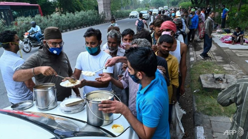 Làn sóng đại dịch COVID-19 đẩy hàng triệu gia đình Ấn Độ vào đói nghèo. Ảnh: AFP