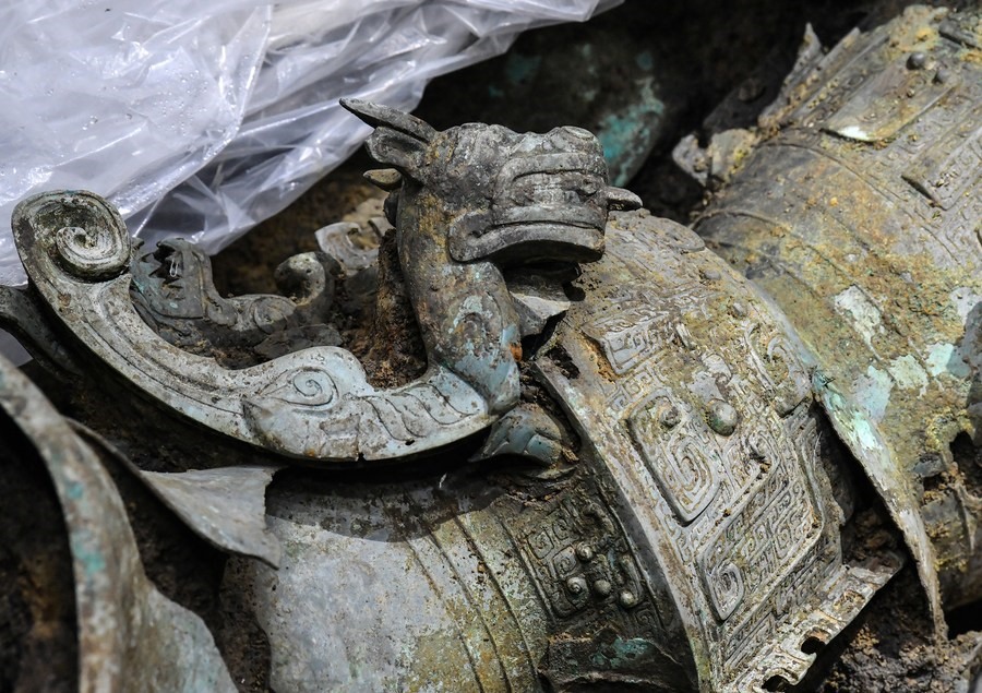 Các cổ vật khai quật ở Tam Tinh Đôi. Ảnh: Xinhua