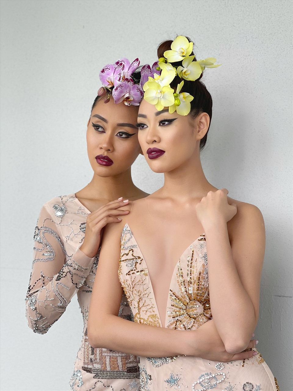 Trong loạt ảnh hậu trường của buổi chụp ảnh được Khánh Vân tiết lộ với khán giả, cô và người đẹp Malaysia kết hợp với nhau như hai chị em sinh đôi, với chiều cao tương đương cùng vẻ đẹp đậm chất Á Đông.