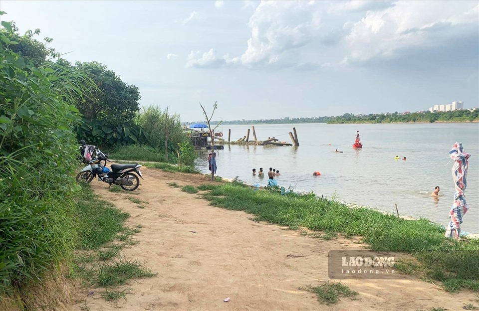 Trong khi đó, tại khu vực bãi giữa sông Hồng (quận Long Biên) vẫn còn một số người dân tới đây để hóng gió, tắm mát.
