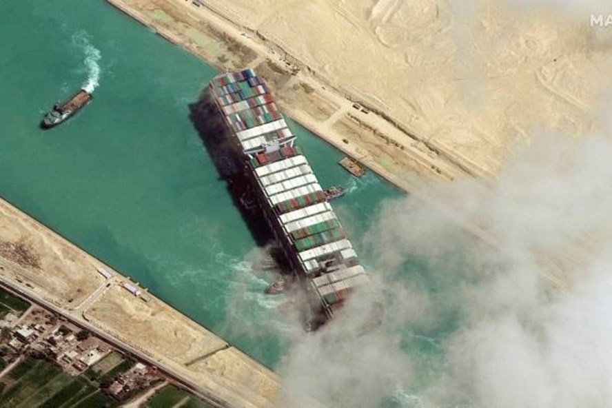 Ảnh vệ tinh tàu Ever Given mắc kẹt ở kênh đào Suez hồi tháng 3.2021. Ảnh: Maxar/AFP