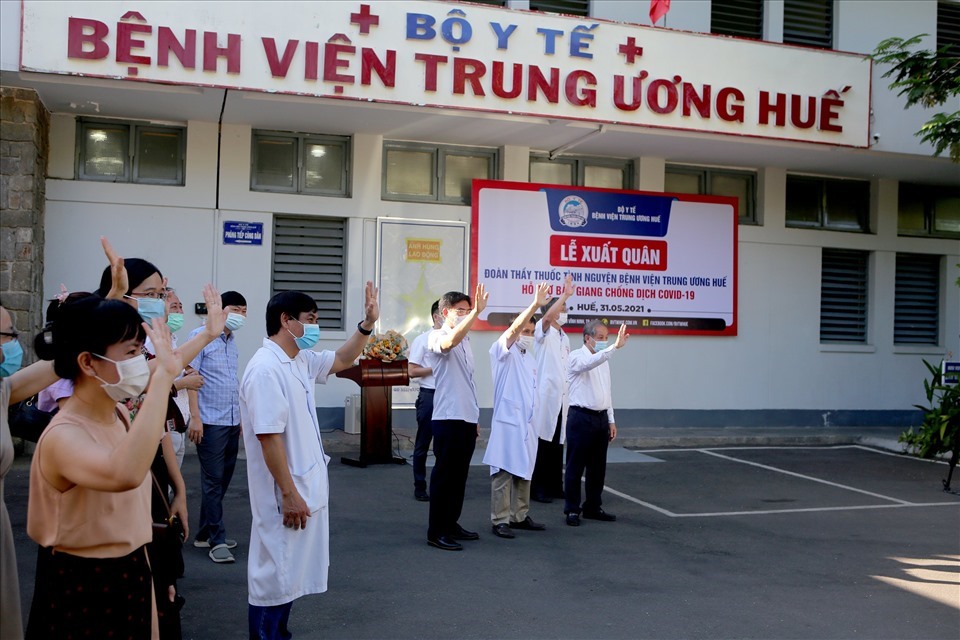 18 y bác sĩ của Bệnh viện Trung ương Huế lên đường hỗ trợ Bắc Giang chống dịch COVID-19. Ảnh: BV.