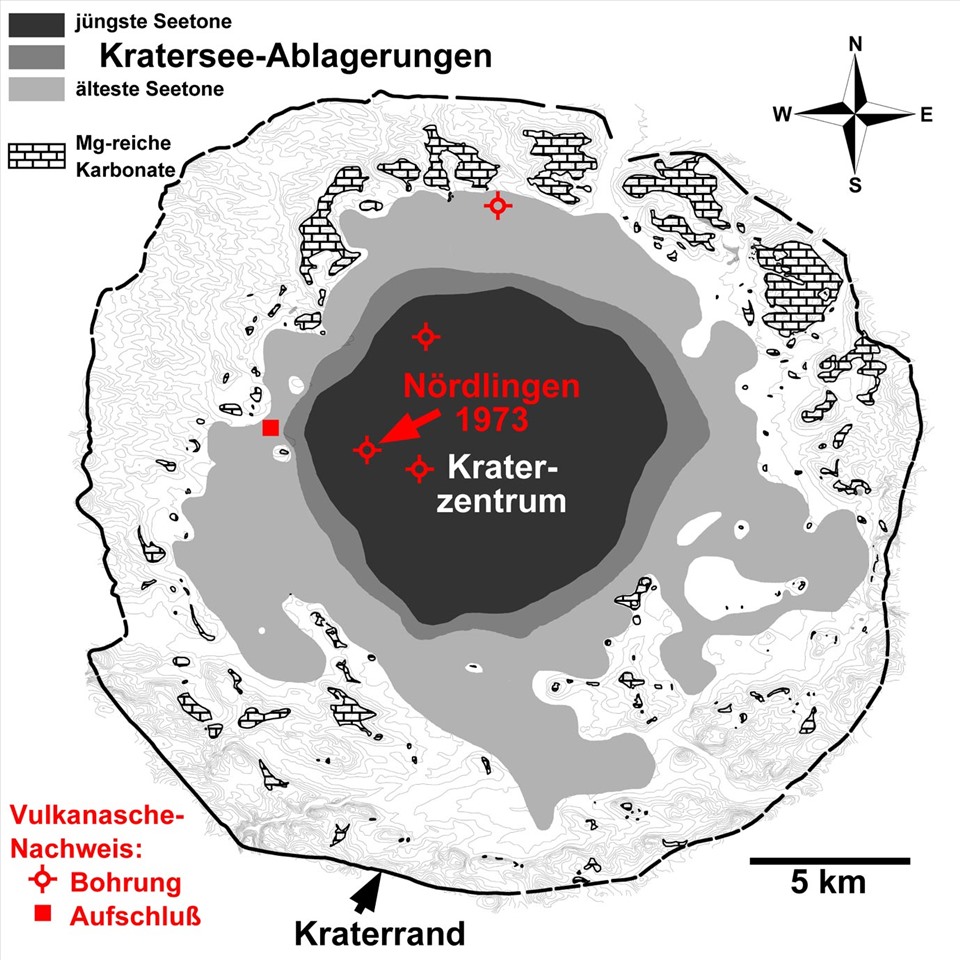 Mô hình đồng tâm của các địa tầng nhô lên trên bề mặt đất về cơ bản phản ánh sự nén trầm tích, sự võng xuống lâu dài của sàn miệng núi lửa. Ảnh: Đại học Goettingen