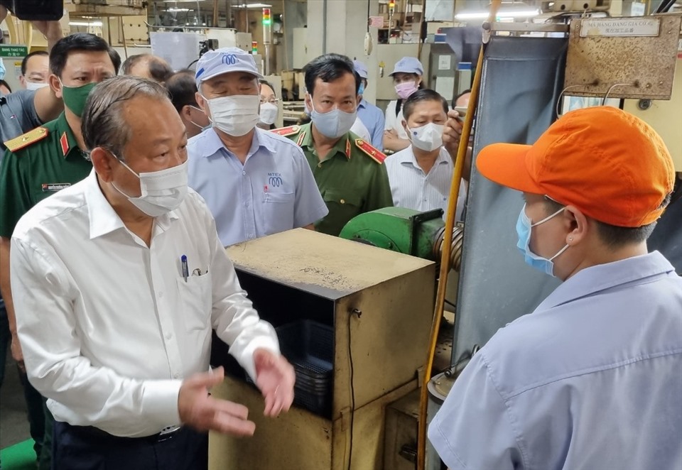 Phó Thủ tướng Thường trực Chính phủ Trương Hòa Bình thăm hỏi việc làm, đời sống, công tác phòng dịch đối với công nhân Công ty TNHH MTex. Ảnh Chân Phúc.