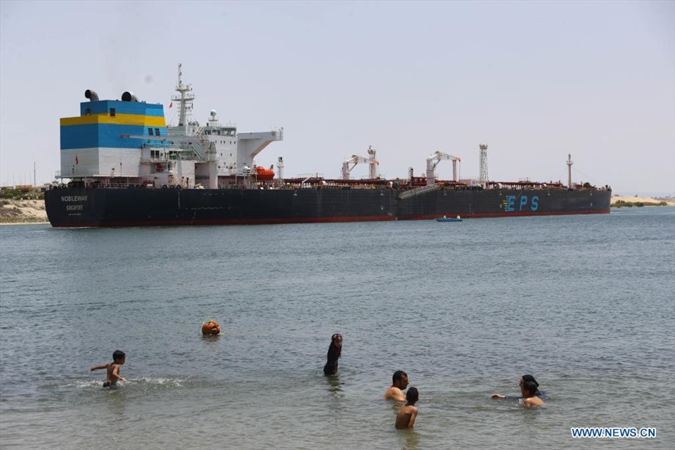 Một con tàu đi qua kênh đào Suez ngày 30.5. Ảnh: Xinhua