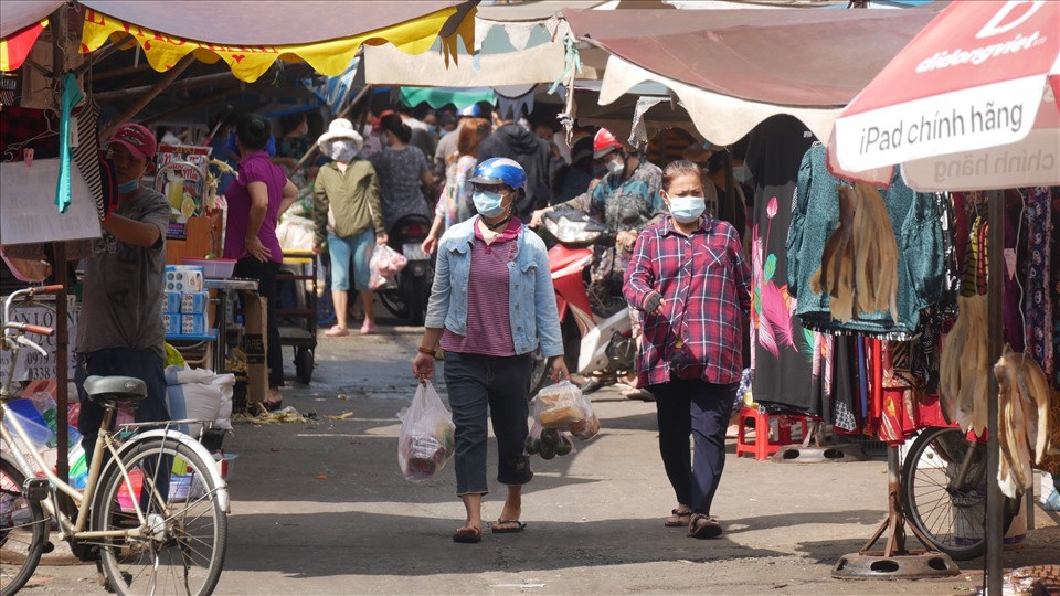 Người dân đi chợ Xóm Thuốc (phường 10, quận Gò Vấp) chấp hành nghiêm việc đeo khẩu trang.