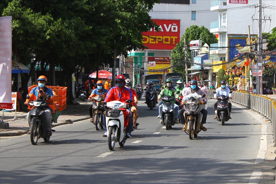 Ở khu trung tâm thành phố, Trần Hưng Đạo,Trương Định, Nguyễn Thị Minh Khai (quận 1) vẫn nhiều người qua lại. Lượng xe sáng 31.5 có ít hơn so với ngày thường nhưng không giảm đáng kể.