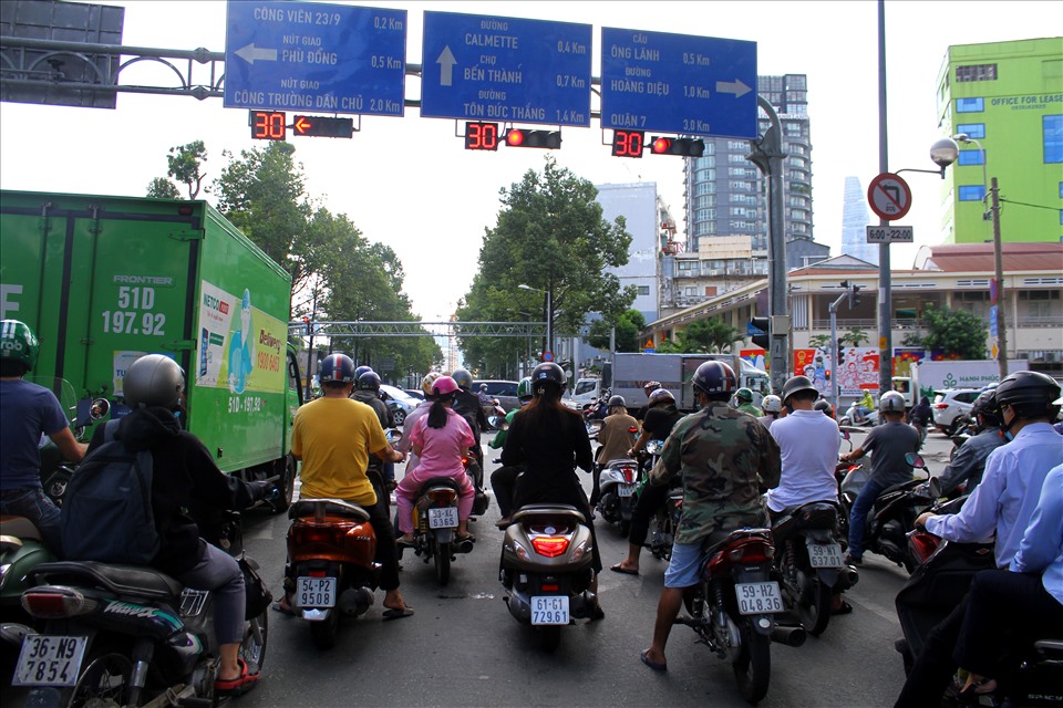 Ở khu trung tâm thành phố, Trần Hưng Đạo,Trương Định, Nguyễn Thị Minh Khai (quận 1) vẫn nhiều người qua lại. Lượng xe sáng 31.5 có ít hơn so với ngày thường nhưng không giảm đáng kể.