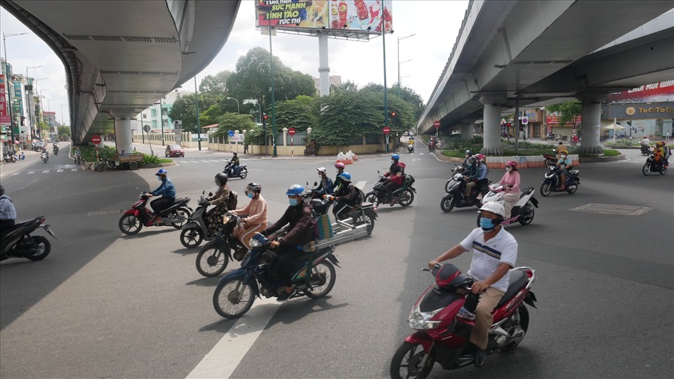 Ở khu vực đang thực hiện giãn cách xã hội theo Chỉ thị 16 là quận Gò Vấp, lượng phương tiện di chuyển trong sáng thứ Hai đầu tuần có giảm nhưng không rơi vào tình trạng vắng vẻ, giao thông thông thoáng.