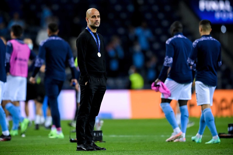 Guardiola có thể “đi trước thời đại” nhưng vẫn cần nhìn từ góc độ hiện tại để thực tế hơn. Ảnh: AFP