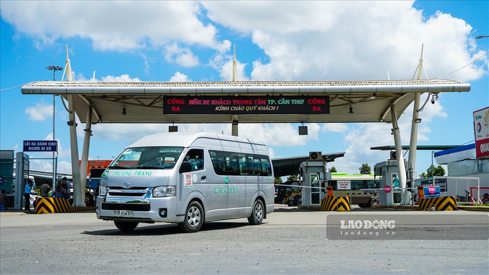 Theo ghi nhận của PV Lao Động, vào ngày 31.5, tại bến xe khách Trung tâm TP. Cần Thơ trong những ngày này khá vắng lặng, đìu hiu, thi thoảng có chuyến xe xuất bến chỉ có 1-2 hành khách.