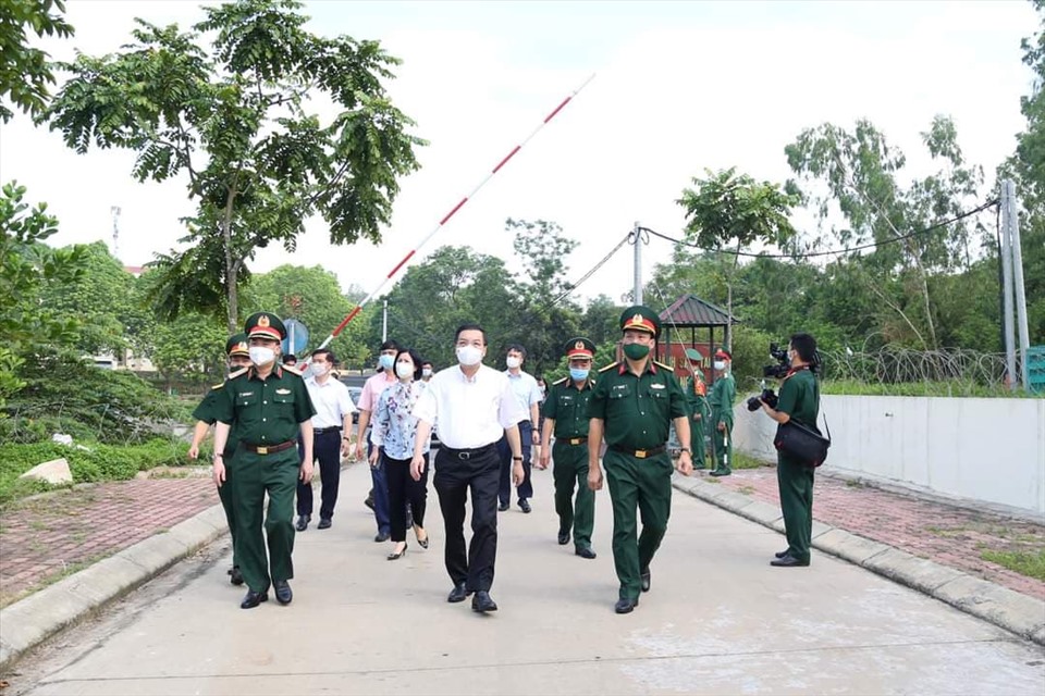 Chủ tịch UBND TP.Hà Nội Chu Ngọc Anh cùng đoàn công tác kiểm tra tại khu cách ly phòng COVID-19.