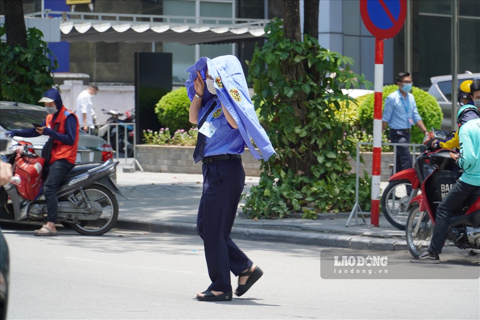 Những ngày gần đây, thời tiết tại Hà Nội nắng nóng khá khắc nghiệt, nhiều người dân đã cảm thấy vô cùng khó chịu khi phải đi ra đường.