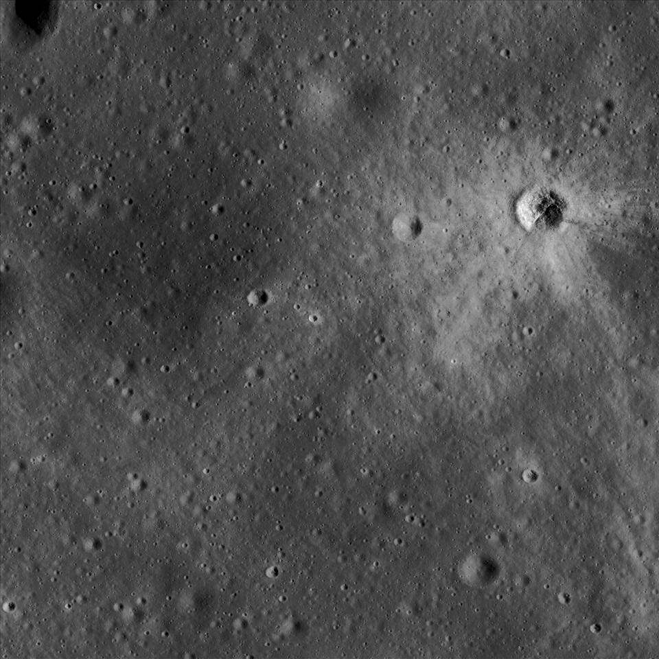 Hố va chạm trên bề mặt Mặt trăng. Ảnh: NASA