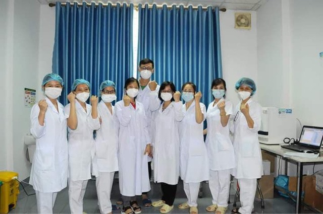 Nhóm chuyên gia trẻ Viện Pasteur Nha Trang cùng các y, bác sĩ Khoa Xét nghiệm Bệnh viện Sản-Nhi Bắc Giang thể hiện quyết tâm cao độ, giúp Bắc Giang sớm đẩy lùi dịch bệnh. Ảnh: Xuân Thắng.