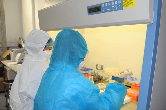 Phòng xét nghiệm RT-PCR đặt tại Bệnh viện Sản-Nhi Bắc Giang đã đạt công suất 700 mẫu đơn/ngày. Ảnh: Xuân Thắng.