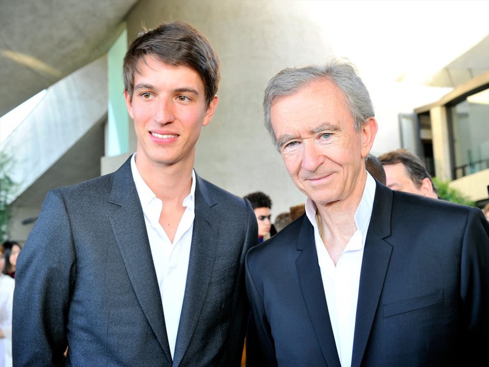 Ông Bernard Arnault và con trai út trong một sự kiện. Ảnh TL