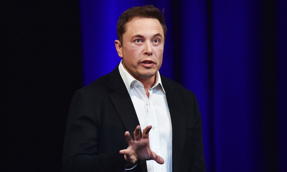 Tỉ phú Elon Musk phát biểu trong một sự kiện của Neuralink. Ảnh: AFP.