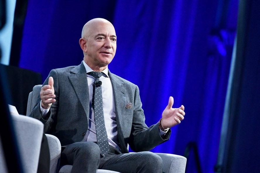 Jeff Bezos thông báo từ chức CEO Amazon. Ảnh: AFP.
