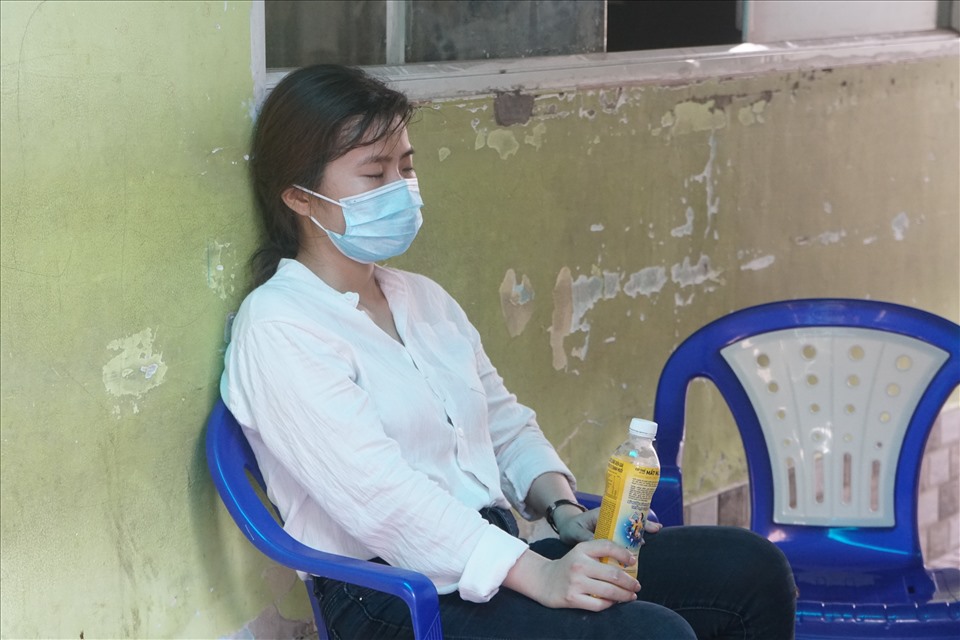 Chị Phượng - nhân viên y tế của Trung tâm Y tế Quận 1 bị choáng trong lúc lấy mẫu cho người dân. Dưới thời tiết nắng nóng, việc lấy mẫu kiểm soát dịch COVID-19 diễn ra vô cùng khó khăn.
