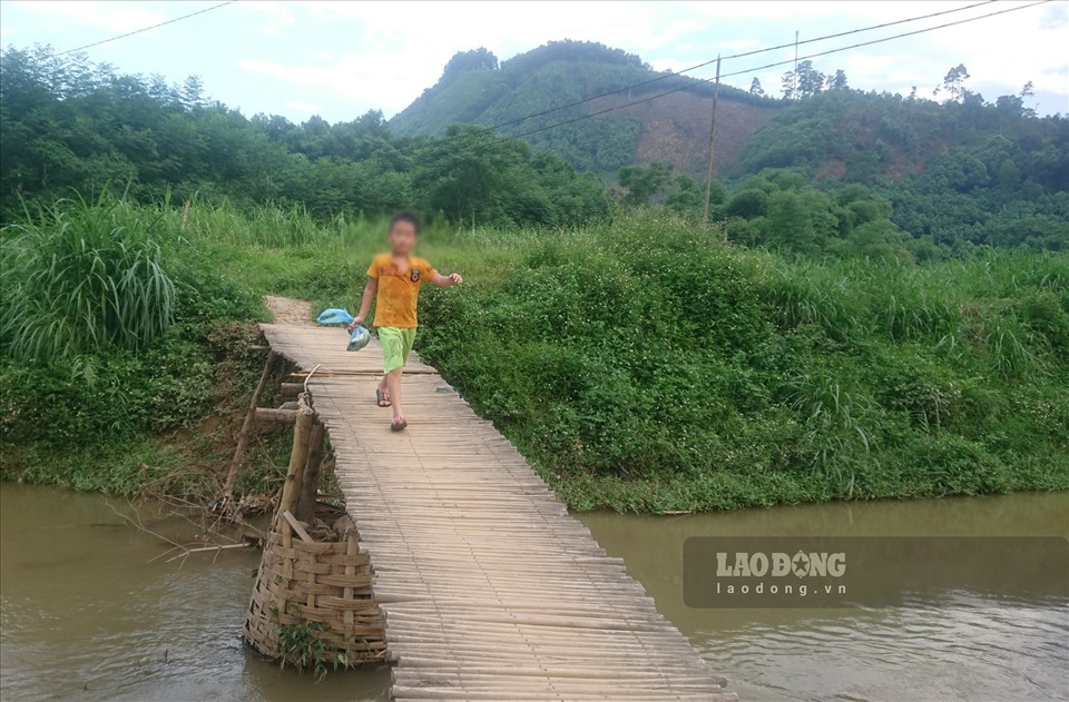 Có hàng chục học sinh tại thôn đang theo học tại các trường trên địa bàn xã Lương Thịnh vẫn ngày ngày đi qua cây cầu này.