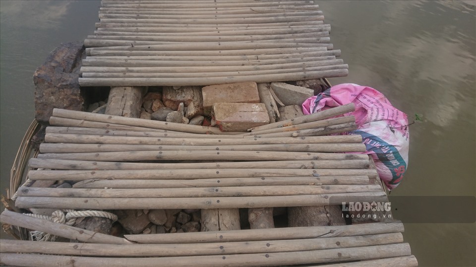 Cây cầu tạm này được lắp ráp bằng những thanh gỗ, ván ghép thành cầu để giúp người dân đi lại.