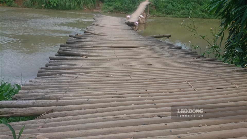 Cầu được làm tạm bợ, đi lại nguy hiểm tiềm ẩn nhiều nguy cơ đặc biệt trong mùa mưa lũ.