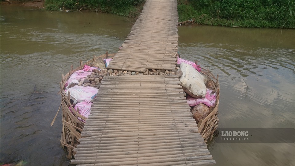 Mỗi năm dân trong thôn tiêu tốn hàng chục triệu đồng để làm mới, sửa chữa cầu.