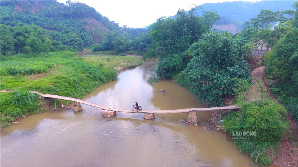 Cây cầu tồn tại gần 30 năm giữa thành phố Yên Bái.