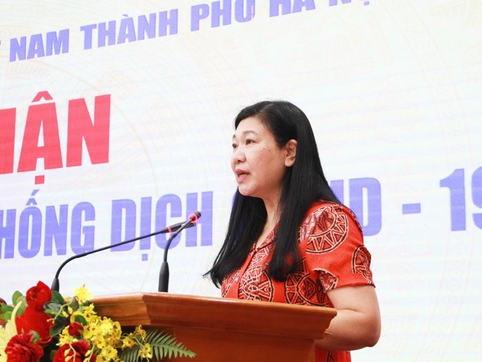 Chủ tịch Ủy ban MTTQ Việt Nam TP.Hà Nội Nguyễn Lan Hương phát biểu tại lễ tiếp nhận. Ảnh Linh Phạm