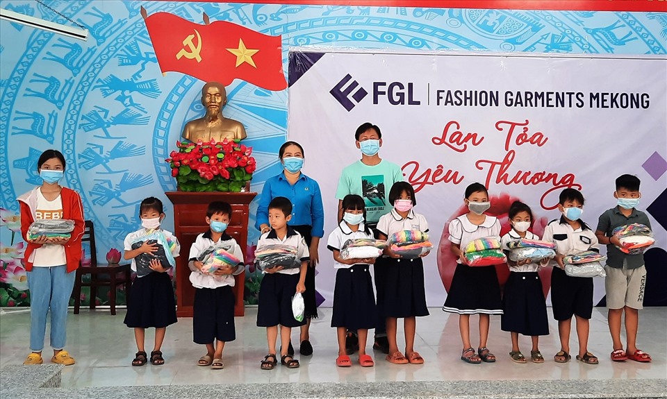 Trao quà cho công nhân lao động và trẻ em nghèo nhân Tháng Công nhân năm 2021 tại TP Hồng Ngự. Ảnh: Quốc Tín