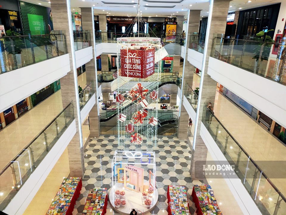 Theo ghi nhận của PV Báo Lao Động ngày 31.5, tại một số trung tâm thương mại, siêu thị lớn ở Hà Nội khá vắng vẻ người dân.
