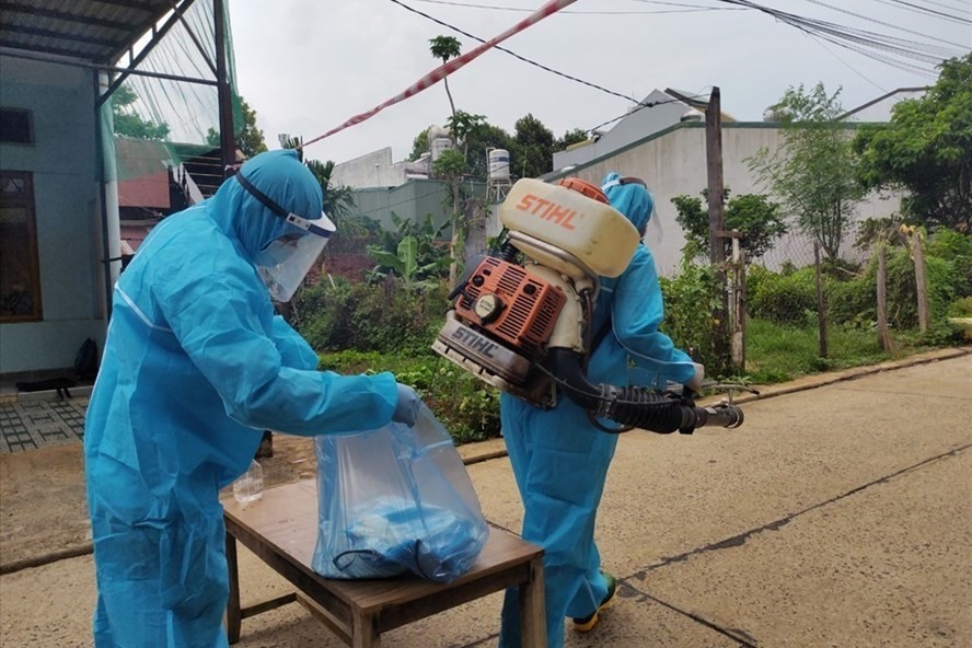 Lực lượng Y tế tỉnh Đắk Lắk triển khai phun thuốc khử khuẩn ở một khu vực bị phong tỏa. Ảnh: T.X