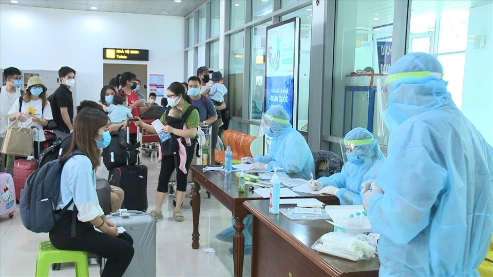 Nhân viên y tế lấy mẫu tại Cảng hàng không Pleiku. Ảnh TT