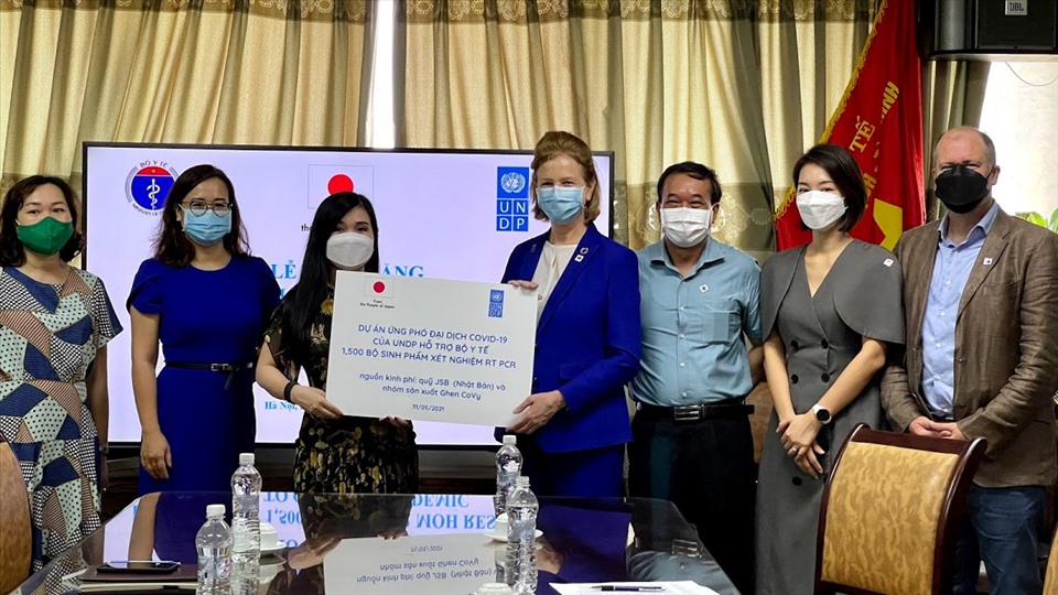 Chương trình Phát triển Liên Hợp Quốc (UNDP) đã cung cấp hơn 1.500 bộ sinh phẩm xét nghiệm RT PCR cho Bộ Y tế Việt Nam. Ảnh: UNDP Việt Nam