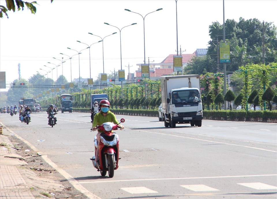 Xe chở vận chuyển không được dừng đón, trả khách và cũng không được nghỉ ở các trạm dừng chân qua tỉnh Bình Phước. Ảnh: Đình Trọng