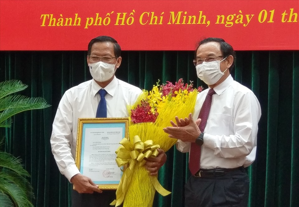 Bí thư Thành ủy TPHCM Nguyễn Văn Nên trao hoa chúc mừng ông Phan Văn Mãi. Ảnh: Minh Quân