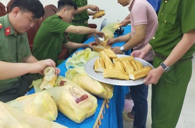 Đoàn thanh niên Công an huyện Bá Thước (Thanh Hóa) chuẩn bị bánh mì và sữa để “tiếp sức” cho người dân và cán bộ tại các điểm làm căn cước công dân gắn chíp điện tử.