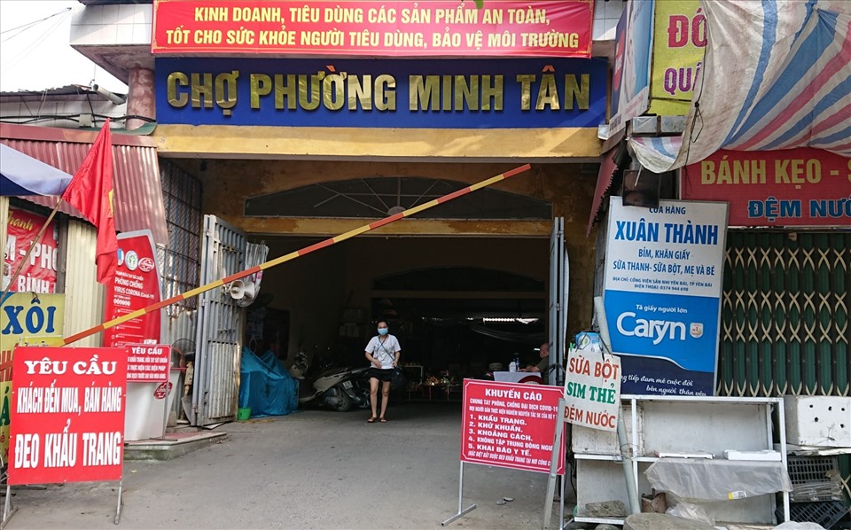 Cổng chợ Minh Tân (phường Minh Tân) cũng thưa thớt người ra vào.