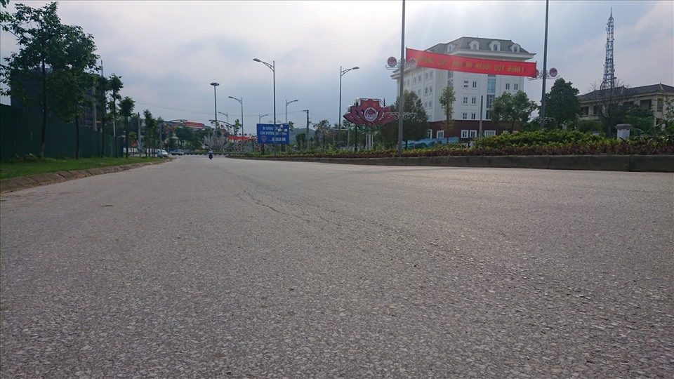 Các tuyến phố chính như Nguyễn Tất Thành, Yên Ninh, Trần Phú bình thường tấp nập cũng trở lên thưa thớt người qua lại.