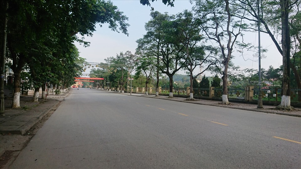 Các tuyến phố chính như Nguyễn Tất Thành, Yên Ninh, Trần Phú bình thường tấp nập cũng trở lên thưa thớt người qua lại.