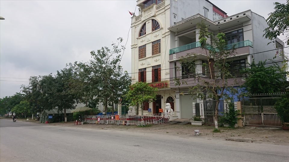 Khách sạn Như Nguyệt 2, nơi cách ly các đoàn chuyên gia nước ngoài trên địa bàn trước đây vẫn phong tỏa và có lực lượng giám sát 24/24.