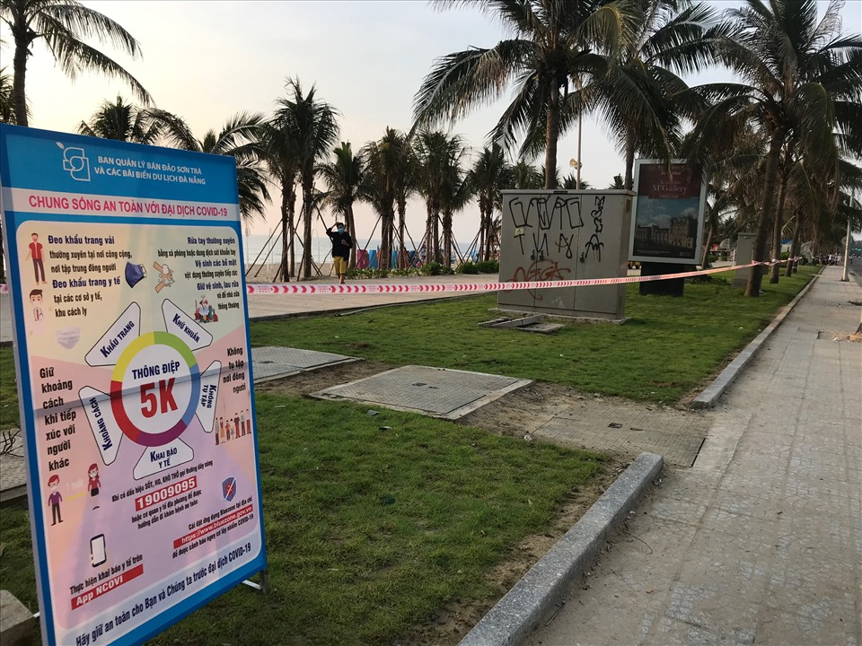 Tại bờ biển Đà Nẵng sáng 4.5, vỉa hè của các bãi biển đã được giăng dây phong toả không cho người dân xuống tắm biển.